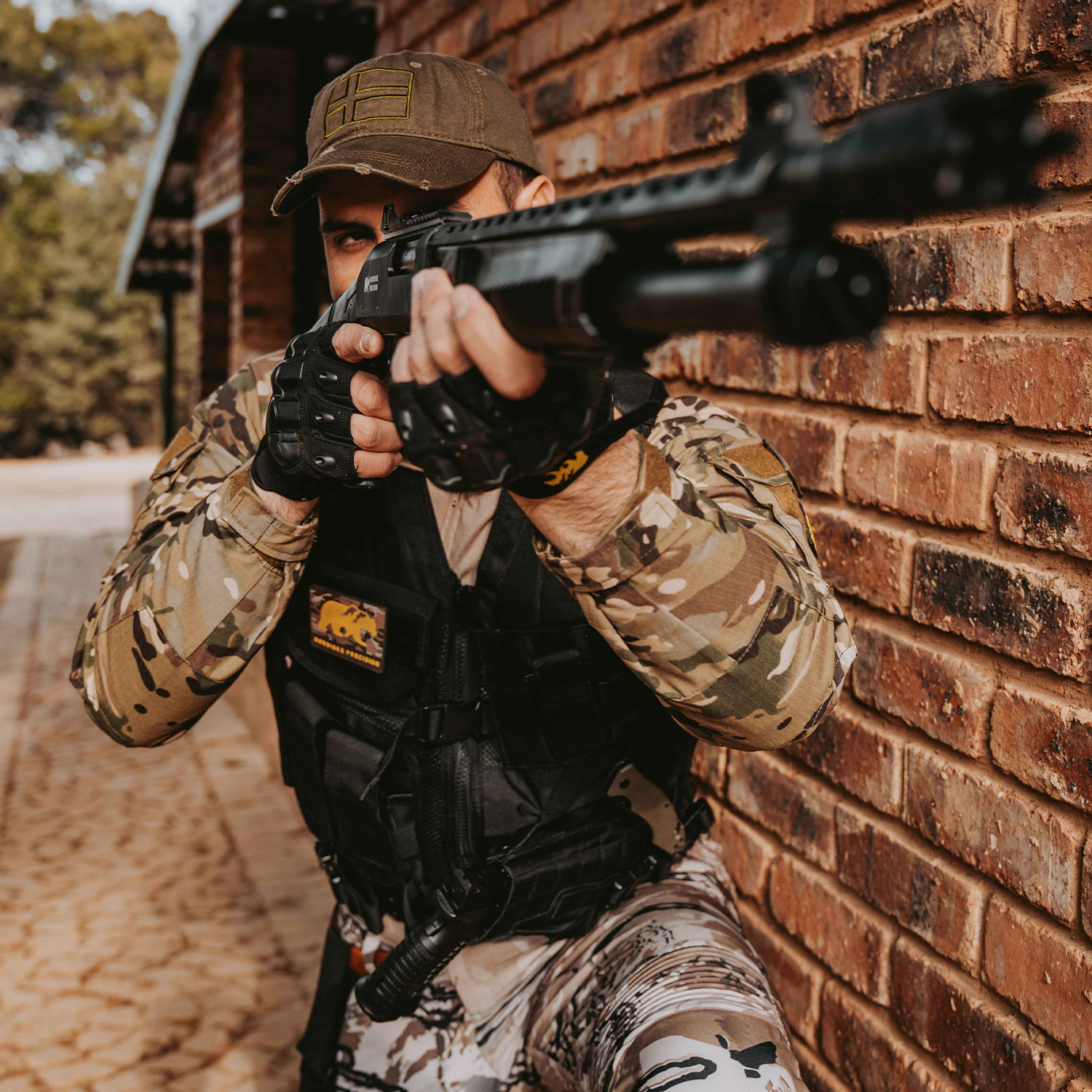 NORDISKE TACTICAL VEST – BLACK-LIFESTYLE